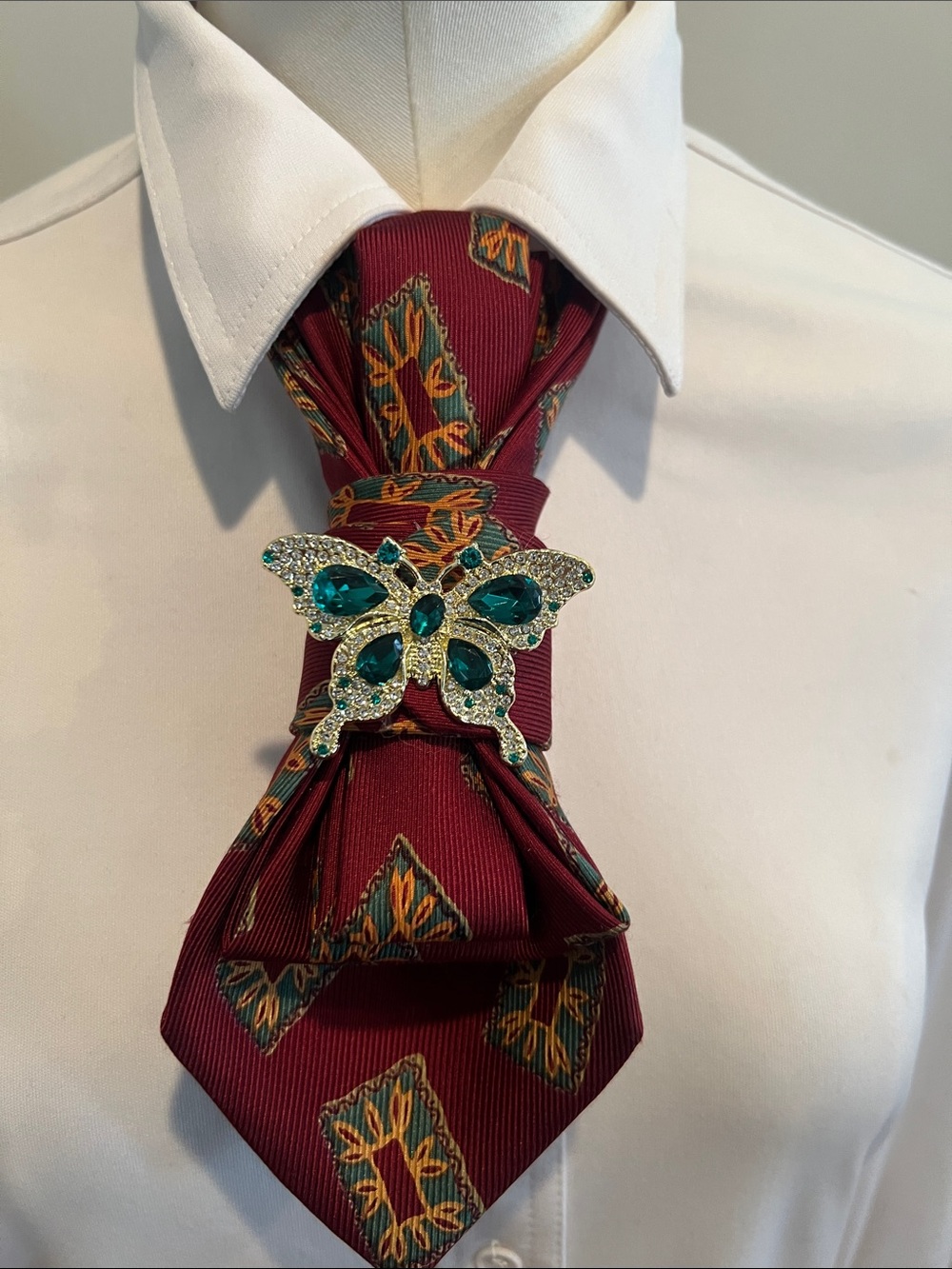 Burgundy Patterned Necktie with  Green Butterfly  brooch